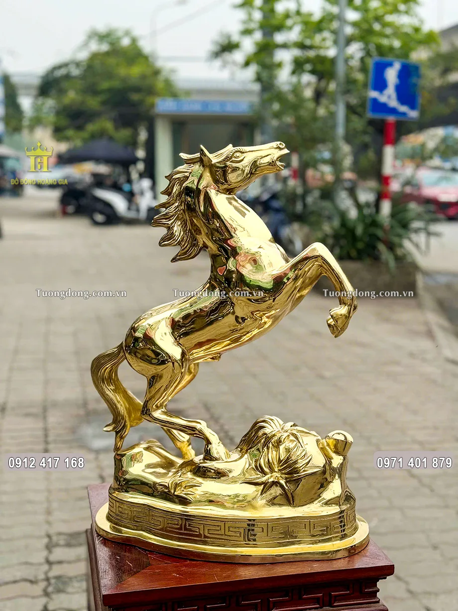 Bề mặt được làm màu và phun phủ bóng 2K